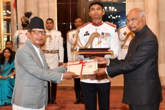 भारत के लिए नेपाल के नवनियुक्त राजदुत द्वारा नियुक्ति का प्रमाणपत्र पेश